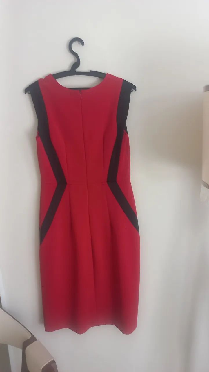 Vestido vermelho detalhes preto