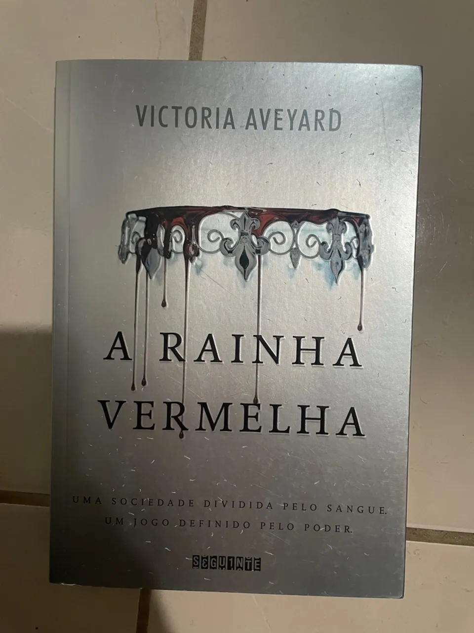 Livro A Rainha Vermelha - Victoria Aveyard