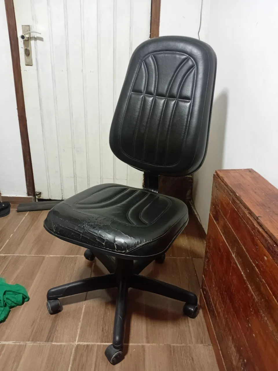Cadeira de Escritório Preta com Rodinhas