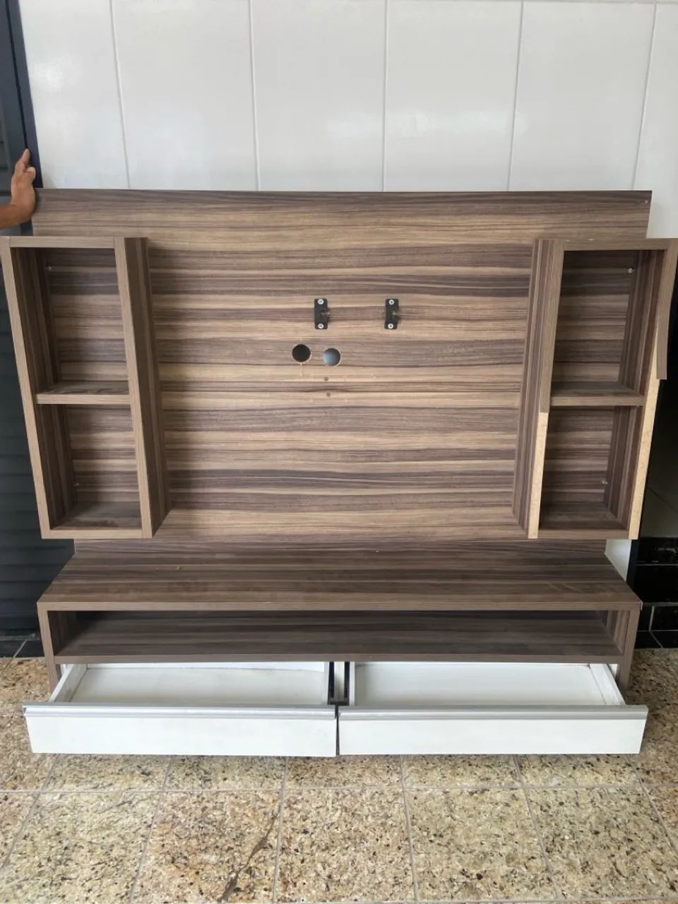 Painel para TV com prateleiras e gavetas