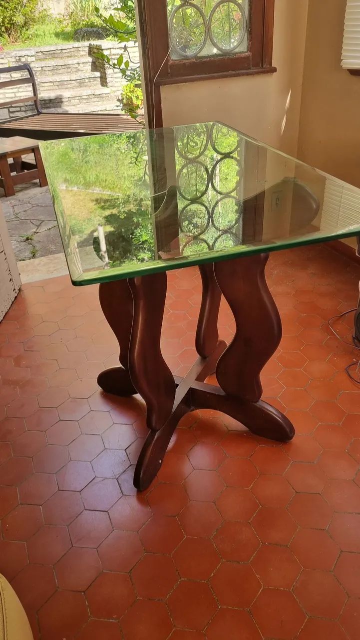 Mesa com tampo de vidro e pés em madeira com design diferenciado - Foto 2