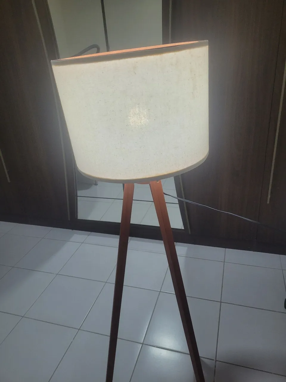 Abajur de chão tripé com cúpula de tecido