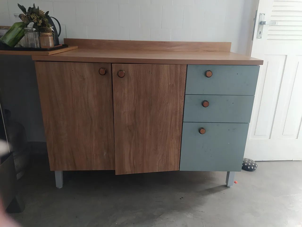 Armário de cozinha com 2 portas e 3 gavetas