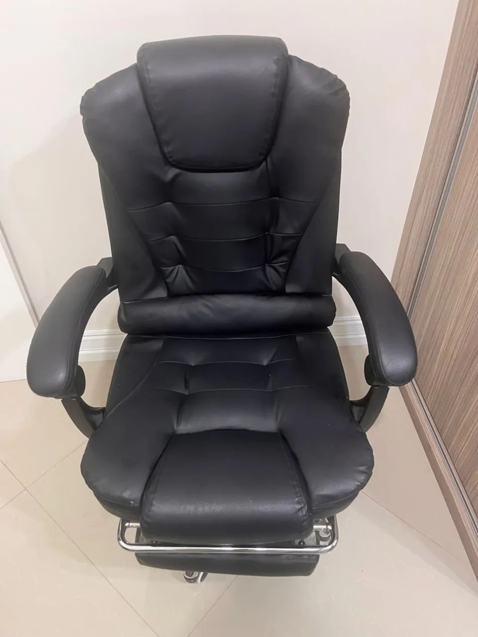 Cadeira de Escritório Presidente com Apoio para os Pés - Couro Sintético - Preta  - Foto 5