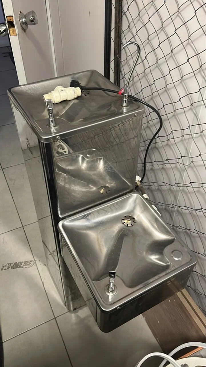 Bebedouro de parede em aço inox