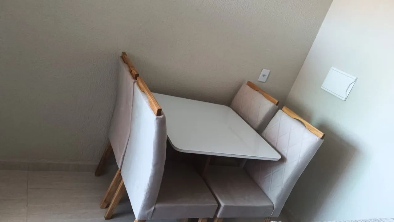 Mesa de jantar compacta com cadeiras estofadas - Foto 4
