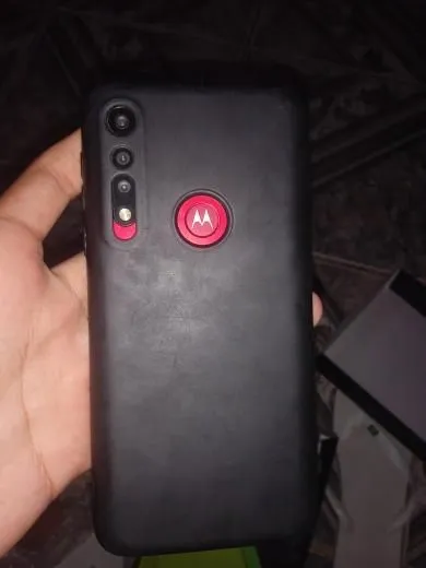 Motorola g8 play  vendendo barato pq tem coisa pra arrumar nele 