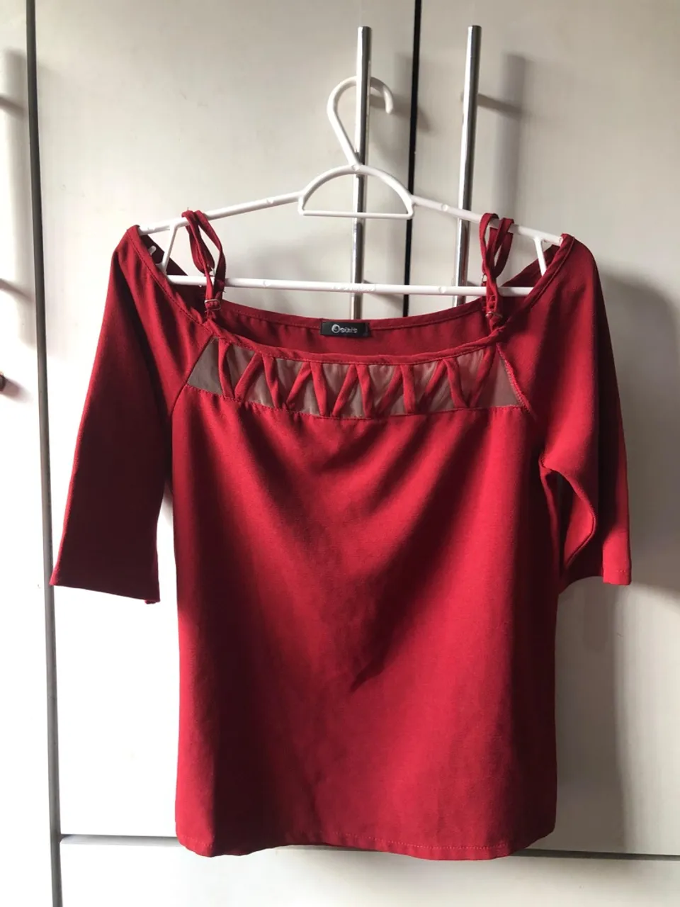 Blusa feminina vermelha com detalhe em renda