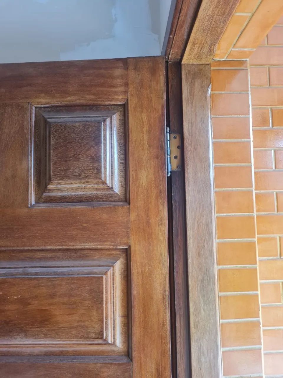 Porta em madeira sucupira maciça, 2,10 X 0,80, com maçaneta e fechaduras tetra com chave. - Foto 2