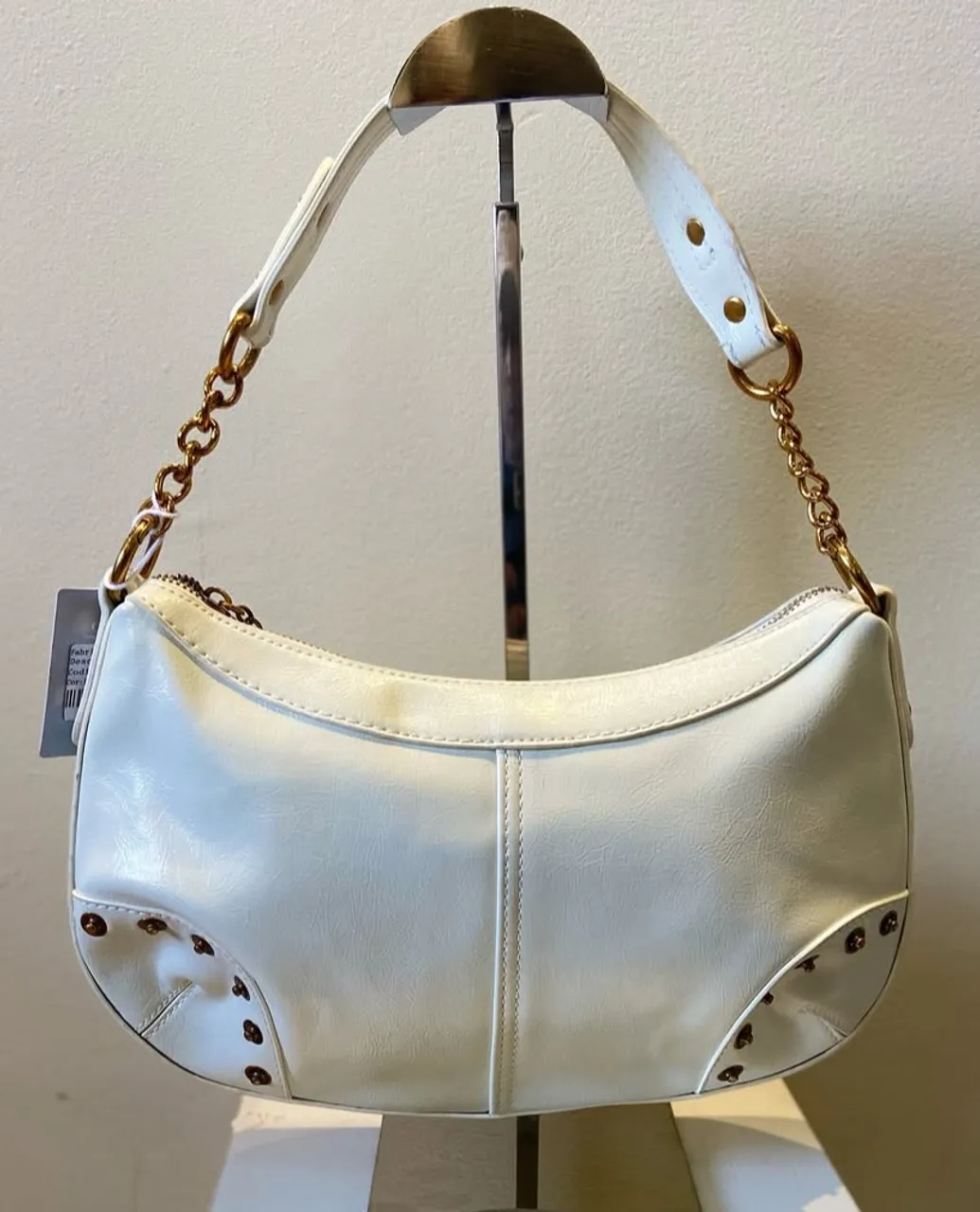 Bolsa de ombro branca com detalhes dourados