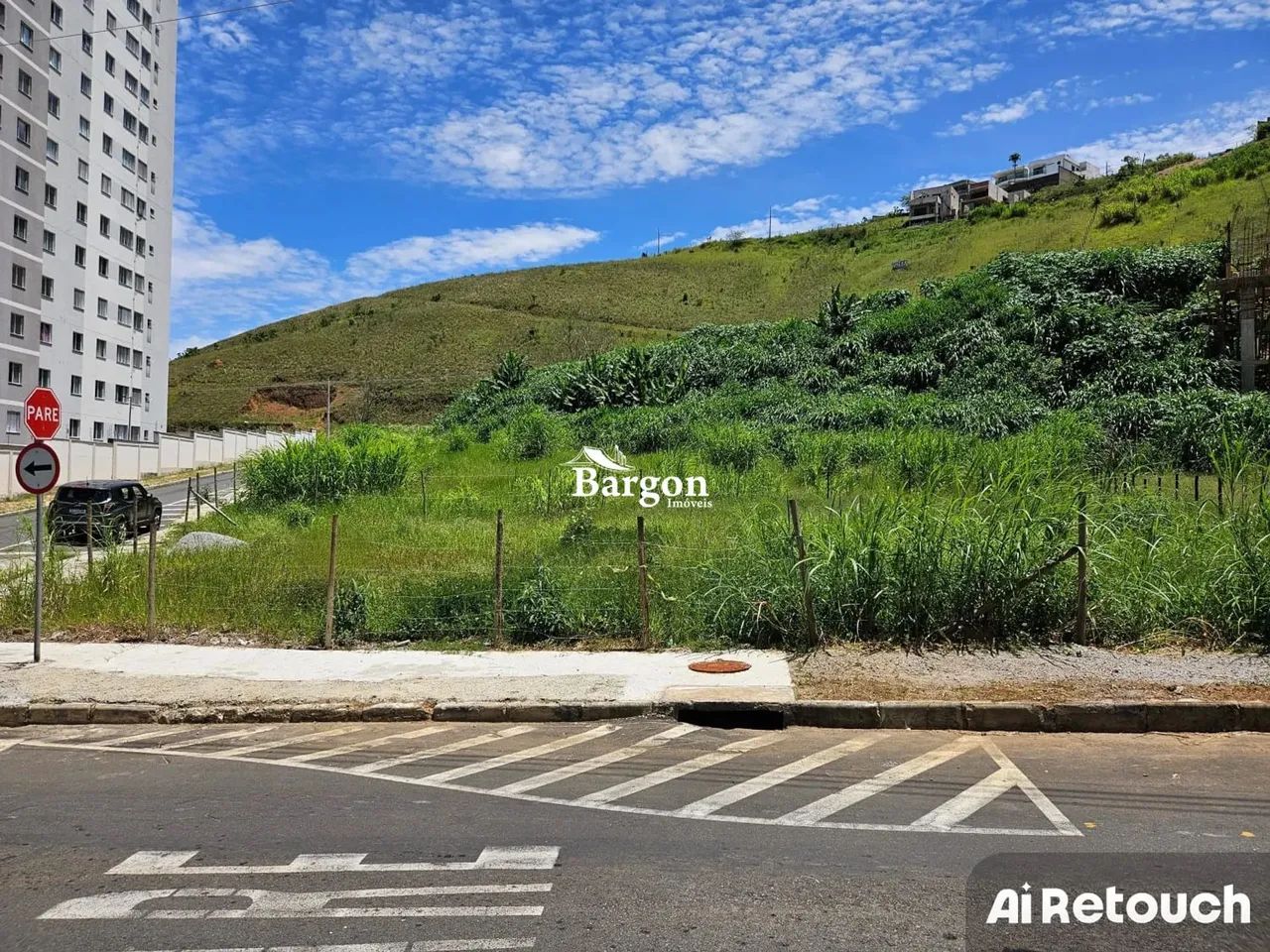 Terreno plano com 360m² a venda para fins comerciais ou residenciais no Bairro Aeroporto e