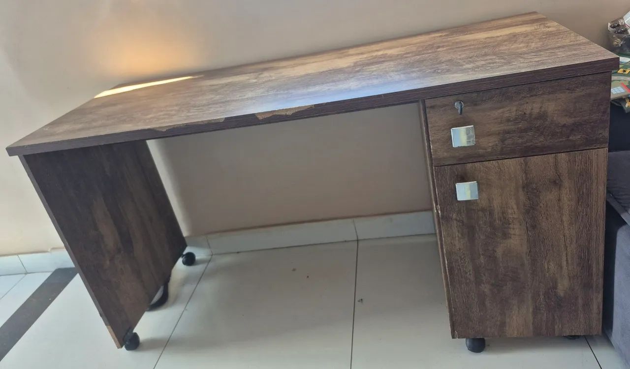 Vendo escrivaninha, 1 porta e 1 gaveta  - Foto 3