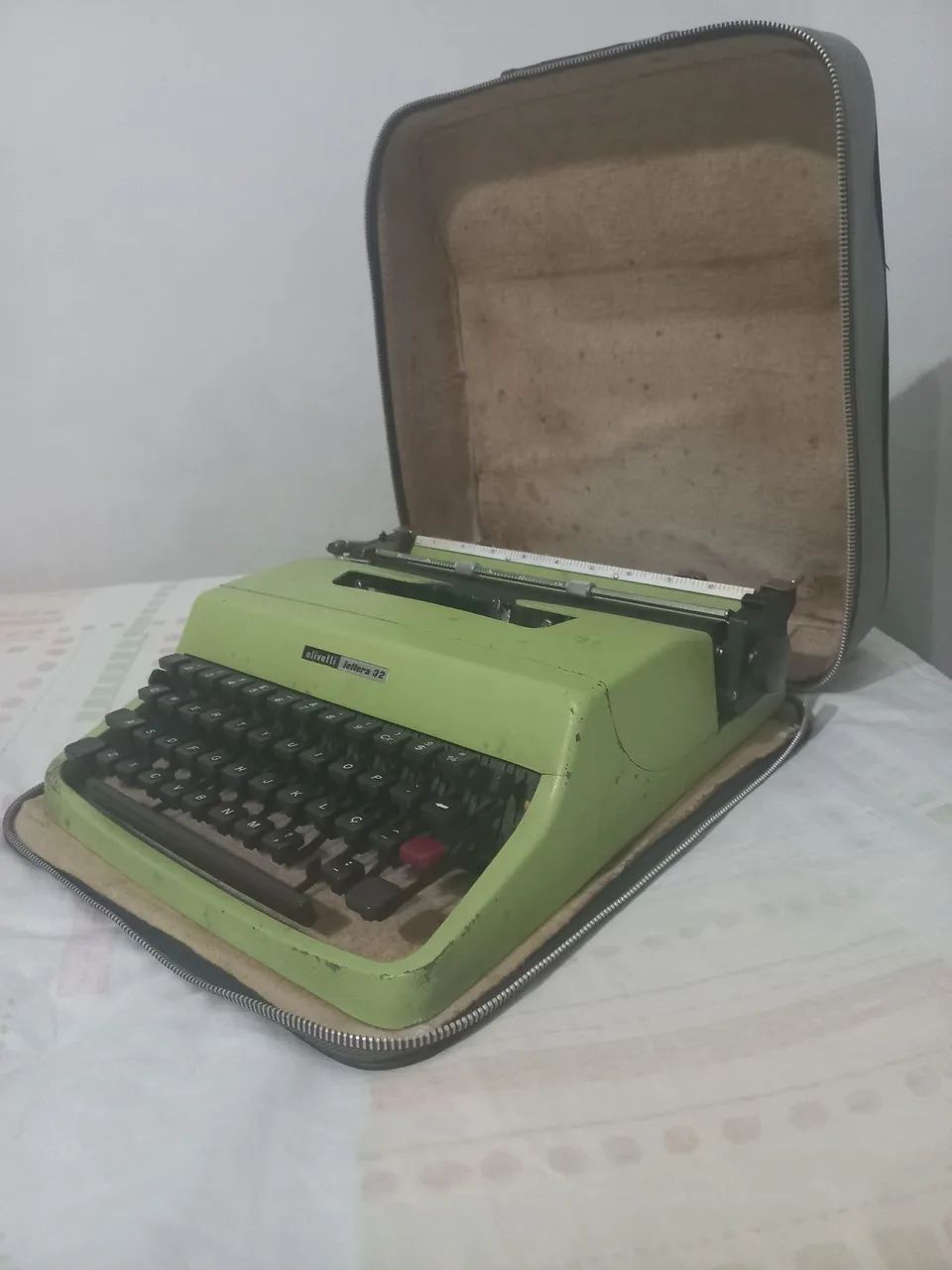 Máquina de escrever Olivetti Lettera 3264985871465603124