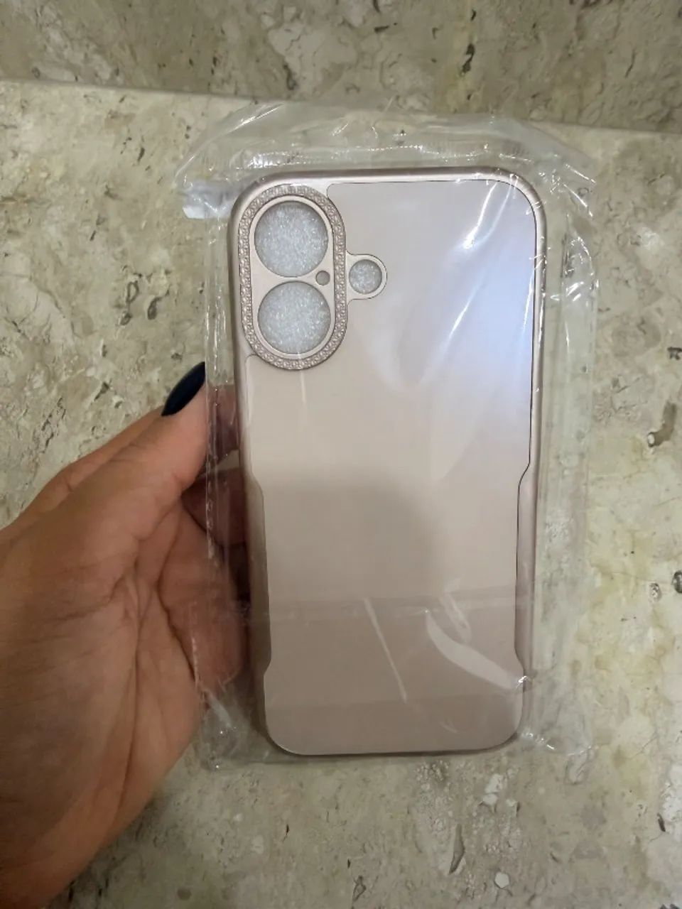 Capinha IPhone 17 dourada  - Foto 4