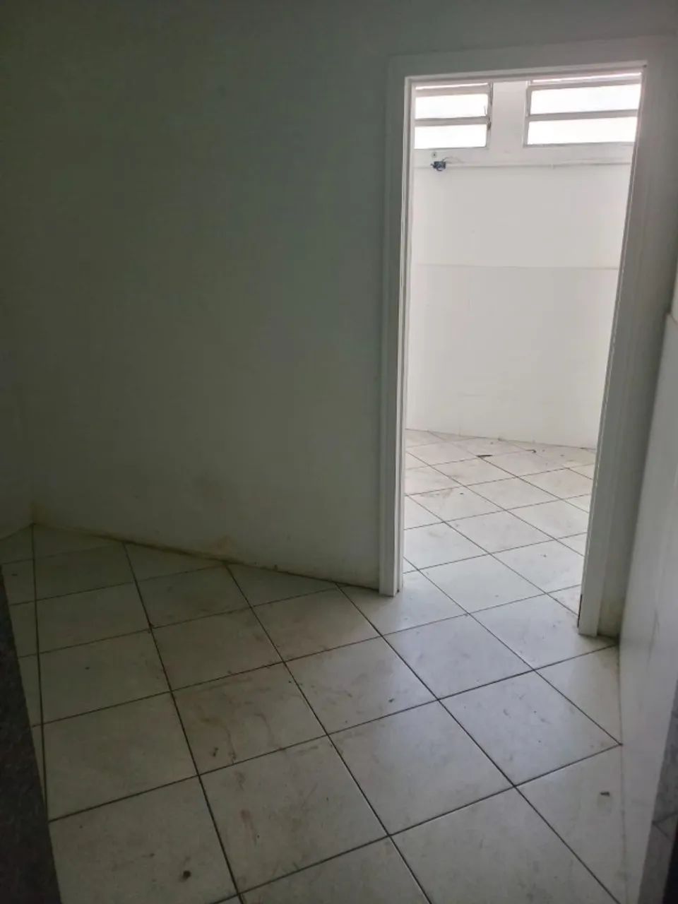 EXCELENTE LOJÃO COM 320 M2 NA PRAÇA SAIQUI EM VILA VALQUEIRE. - Foto 5