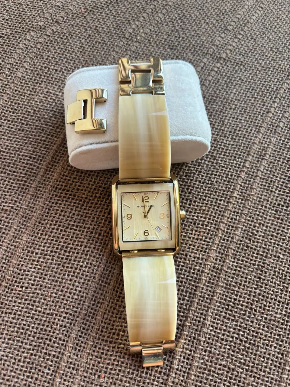 Relógio feminino Michael Kors dourado  - Foto 2