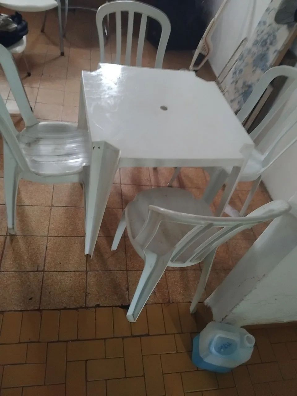 Mesa de plástico com 04 cadeiras - Foto 2