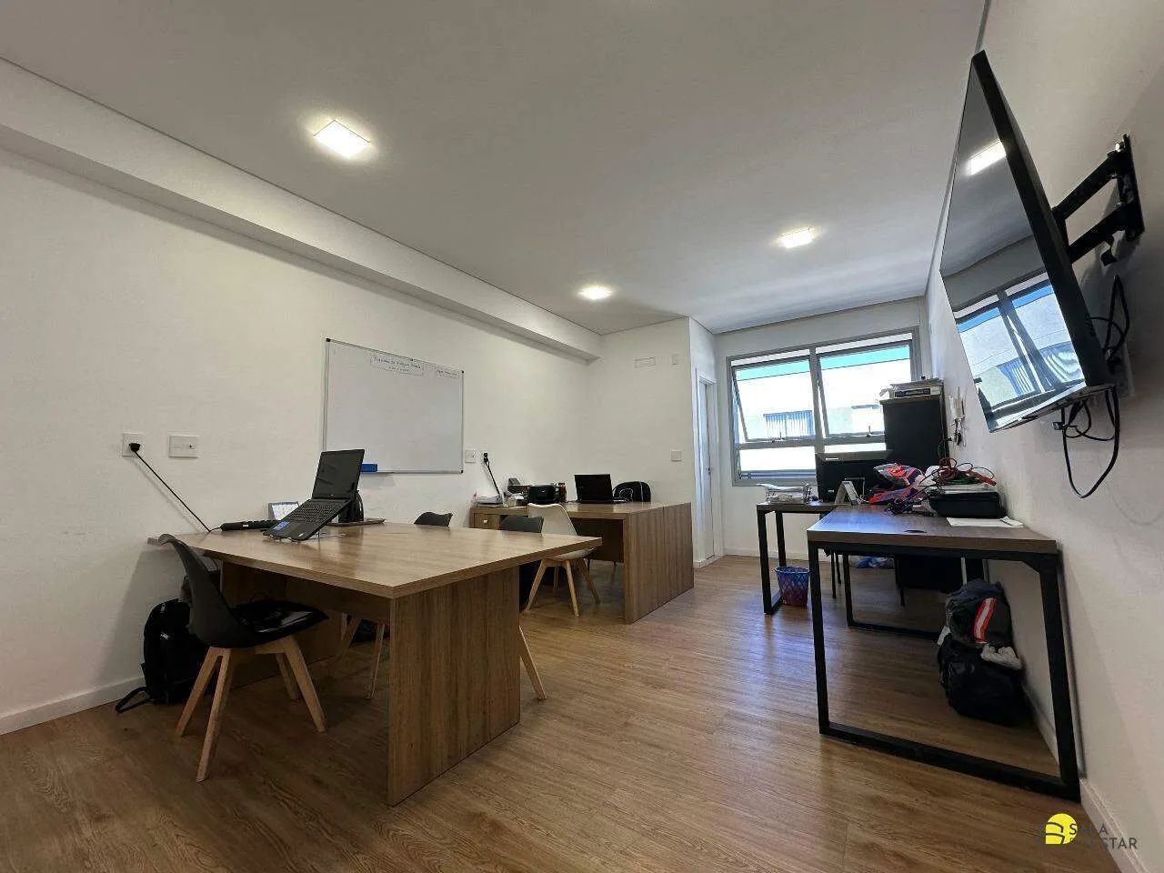 Sala Comercial á Venda, no Milionários.