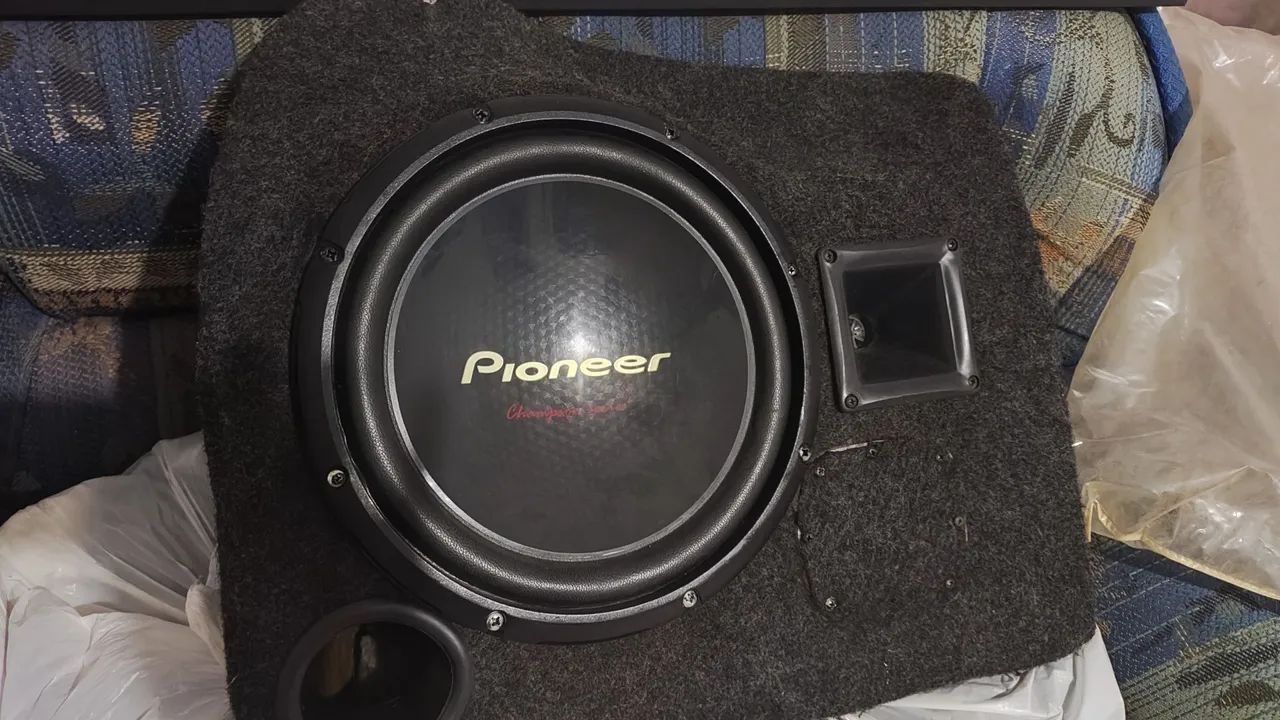 Caixa de subwoofer Pioneer alto falante de 12 polegadas cara preta  tsw 310  conservado?