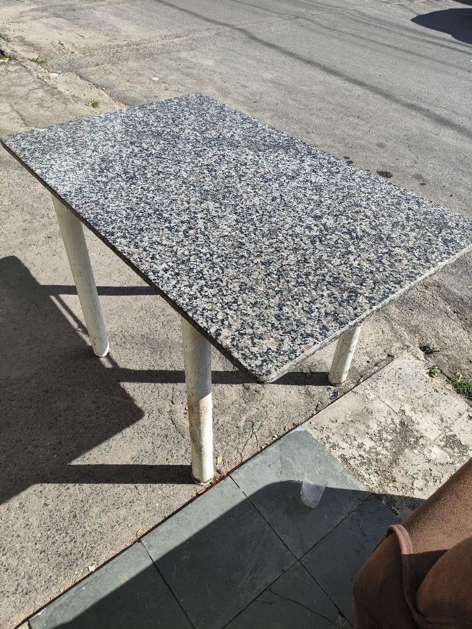 Mesa de Granito com Base de Metal - Resistente e Prática