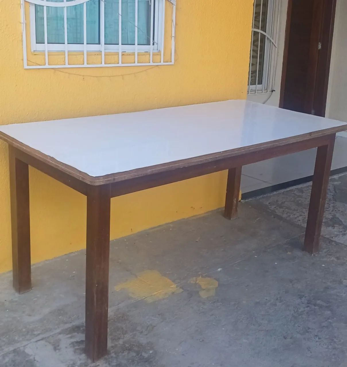 Mesa grande de madeira .
