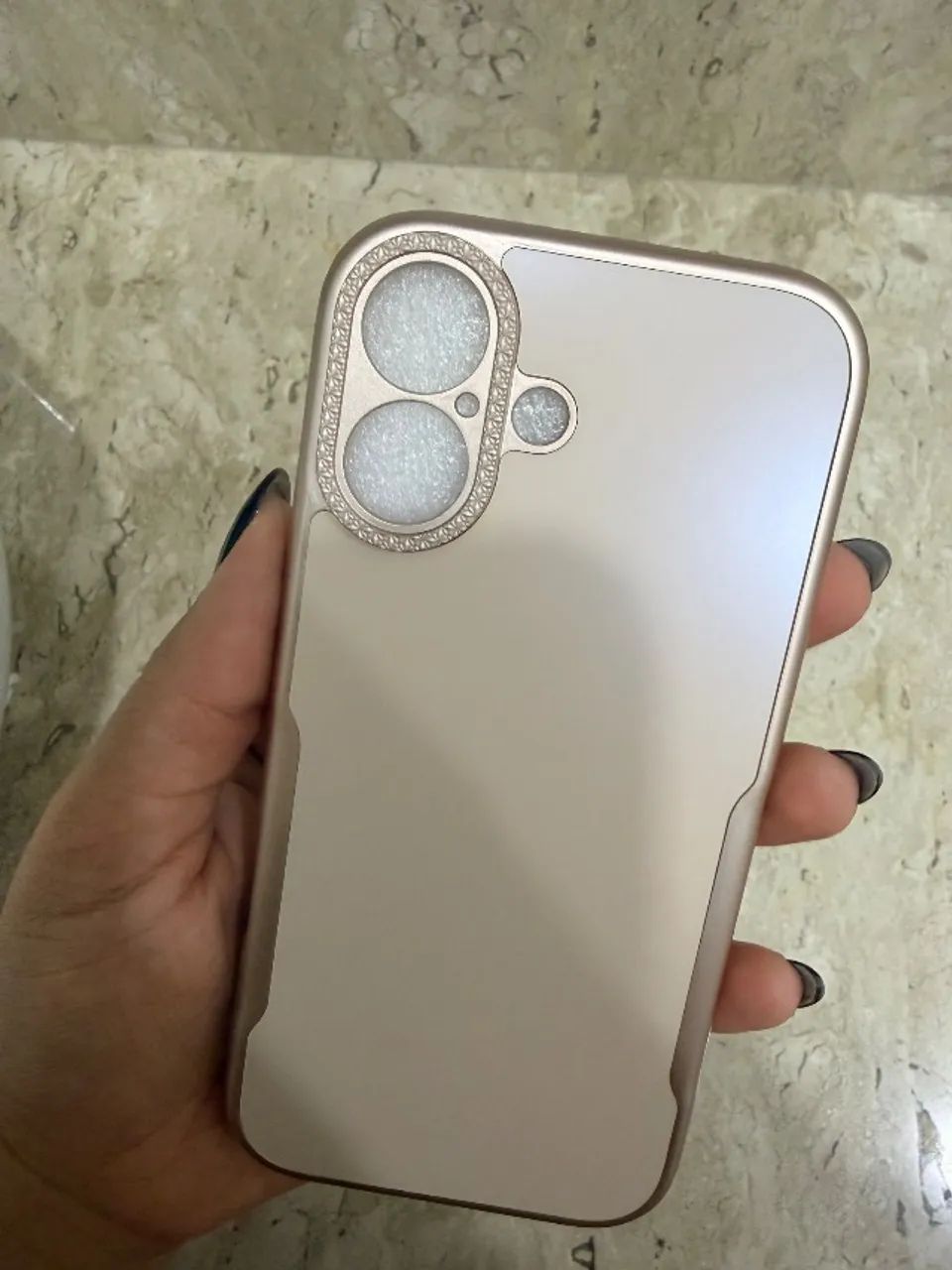 Capinha IPhone 17 dourada  - Foto 2
