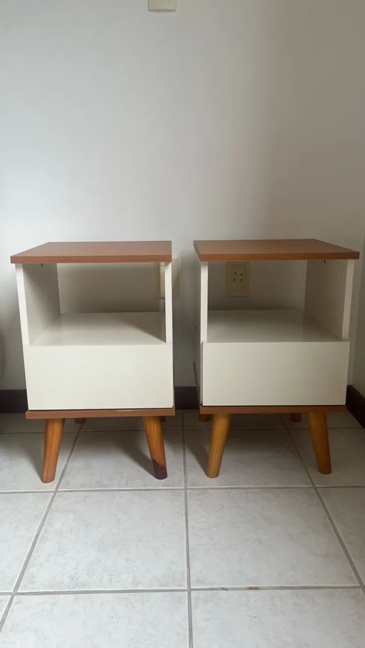 Par de Mesas de Cabeceira Retro / Pé Palito - Branco e Madeira (Kit com 2)