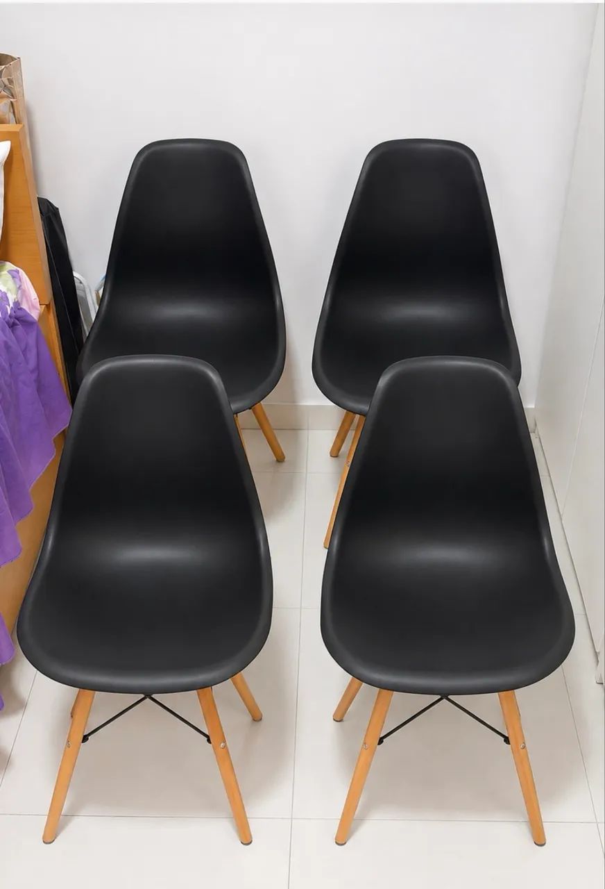 Conjunto com 4 Cadeiras Eames Pretas - Excelente Estado 