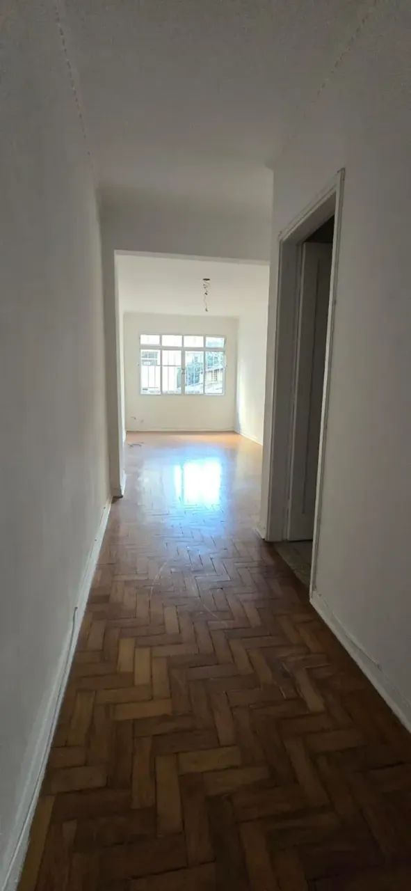 Imóvel  com 1 quarto, sala, cozinha  banheiro e área de serviço, sem vaga de garagem.