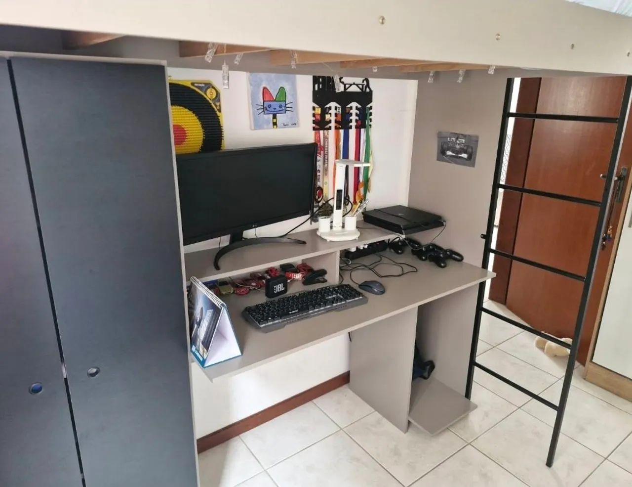 Cama beliche  com mesa e guarda roupa  - Foto 2