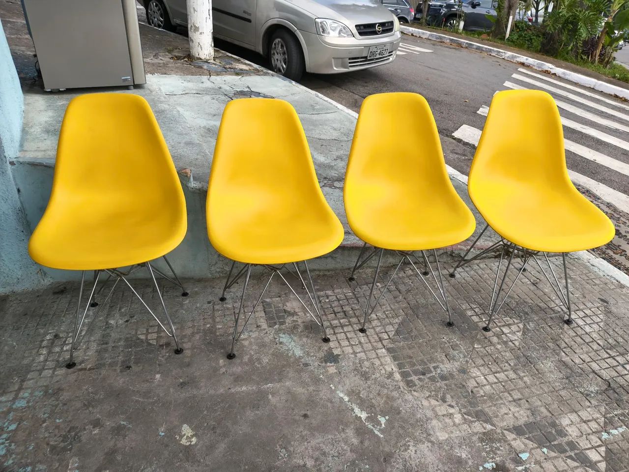 Jogo de 4 cadeiras Eames semi nova  - Foto 2