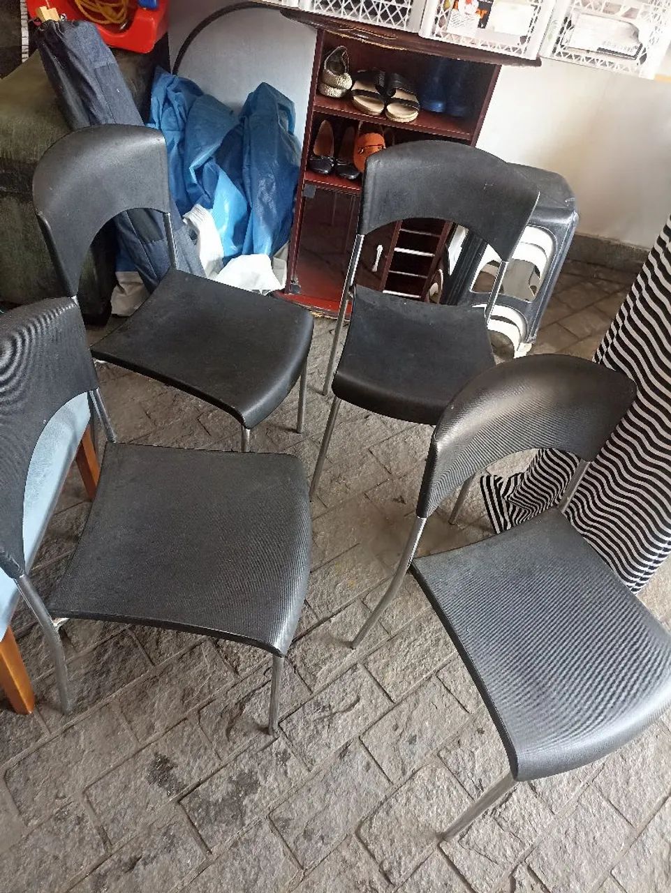 4 cadeira de plástico com metal