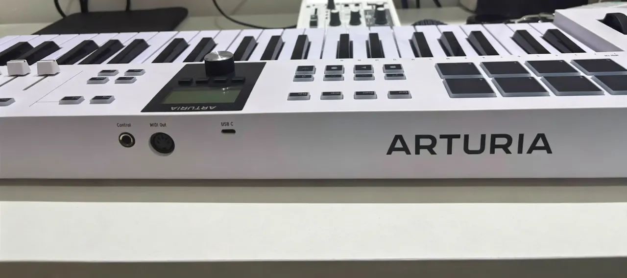 Controlador Arthuria Essential Mk3 49 teclas
