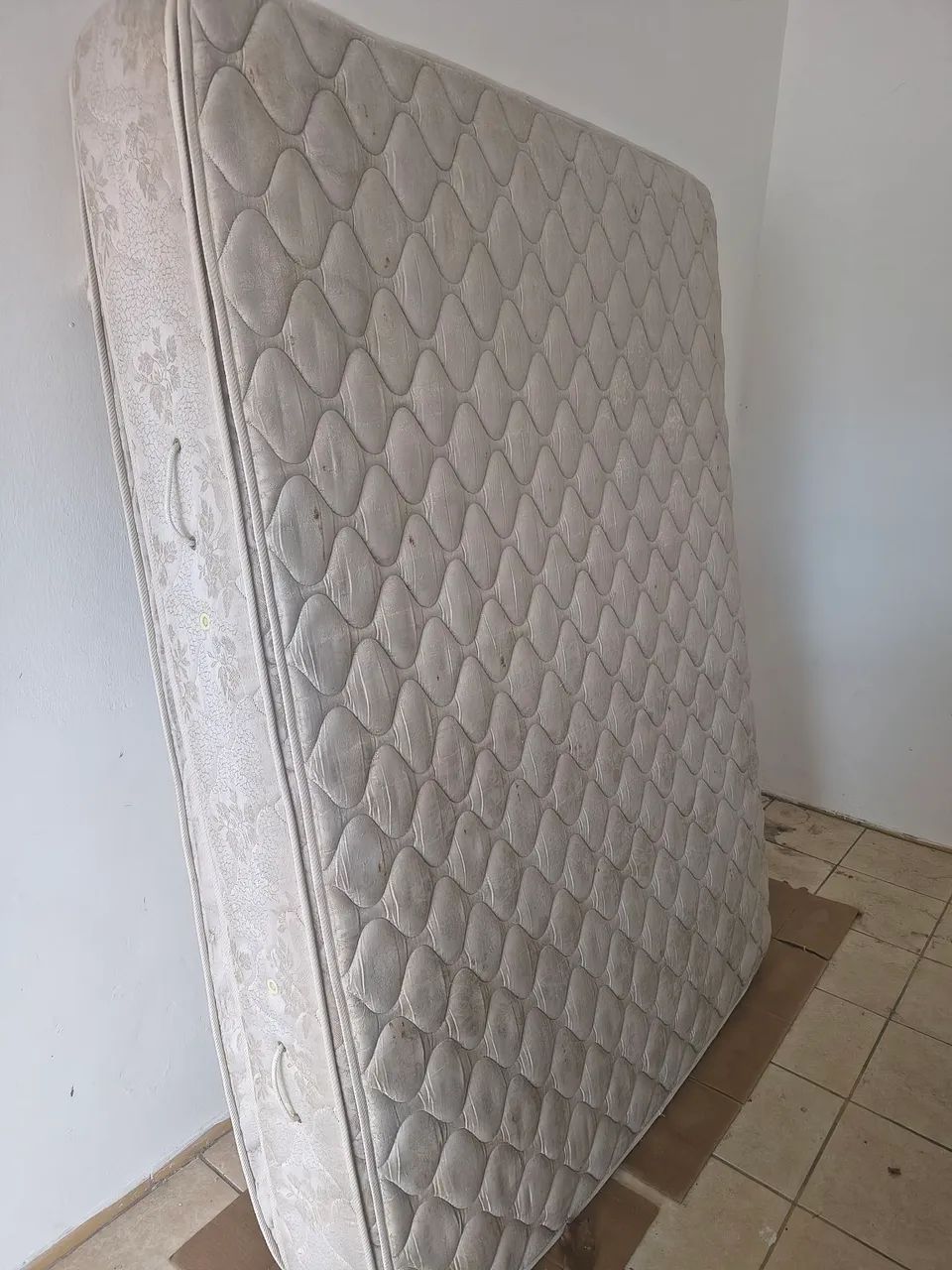 Vendo colchão de molas em bom estado e uma cama de casal