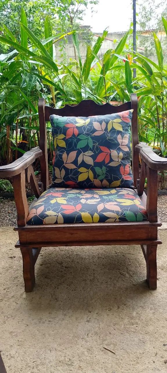 Poltrona de madeira antiga - Foto 2