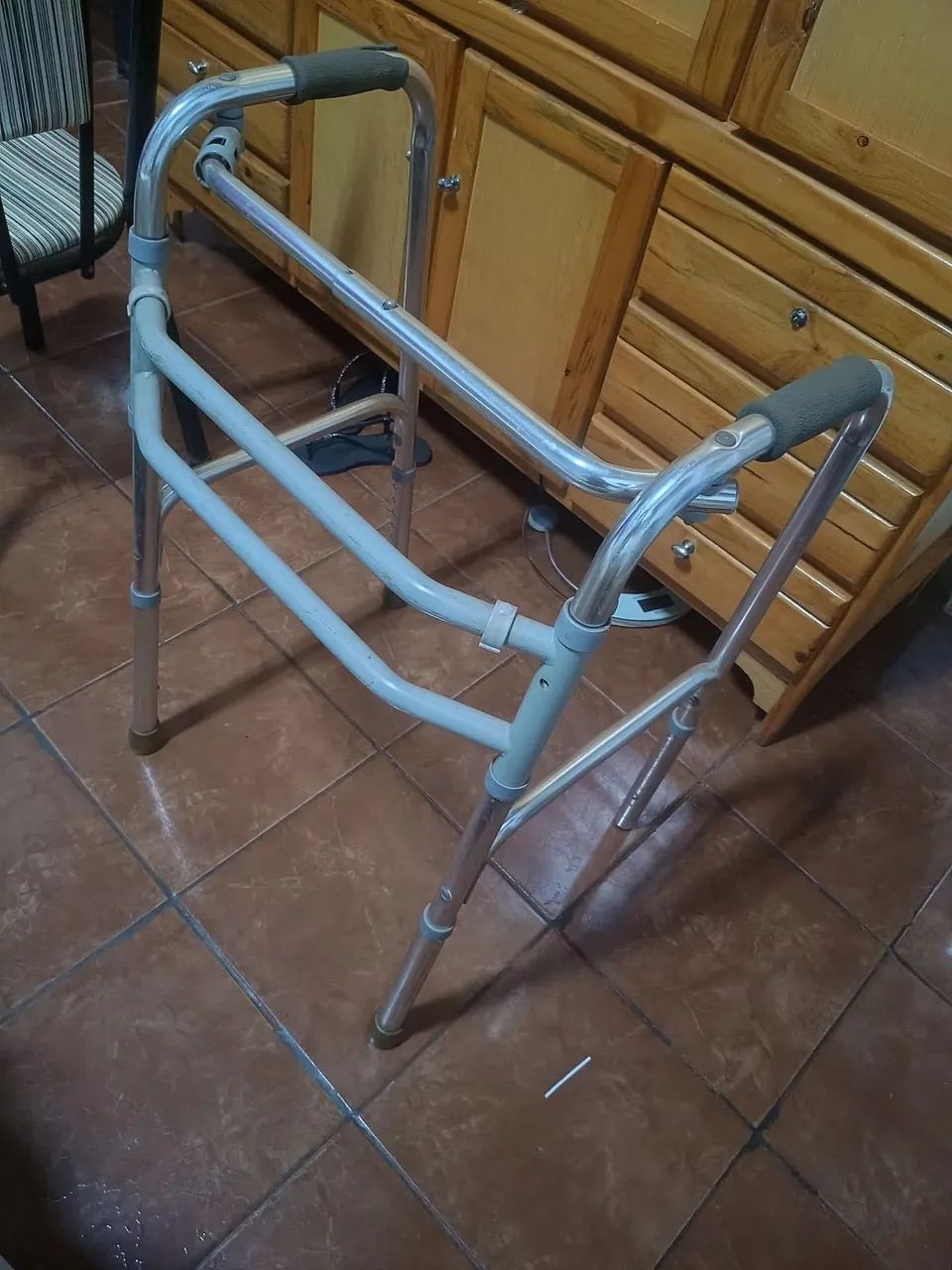 Vendo andador e bengala 