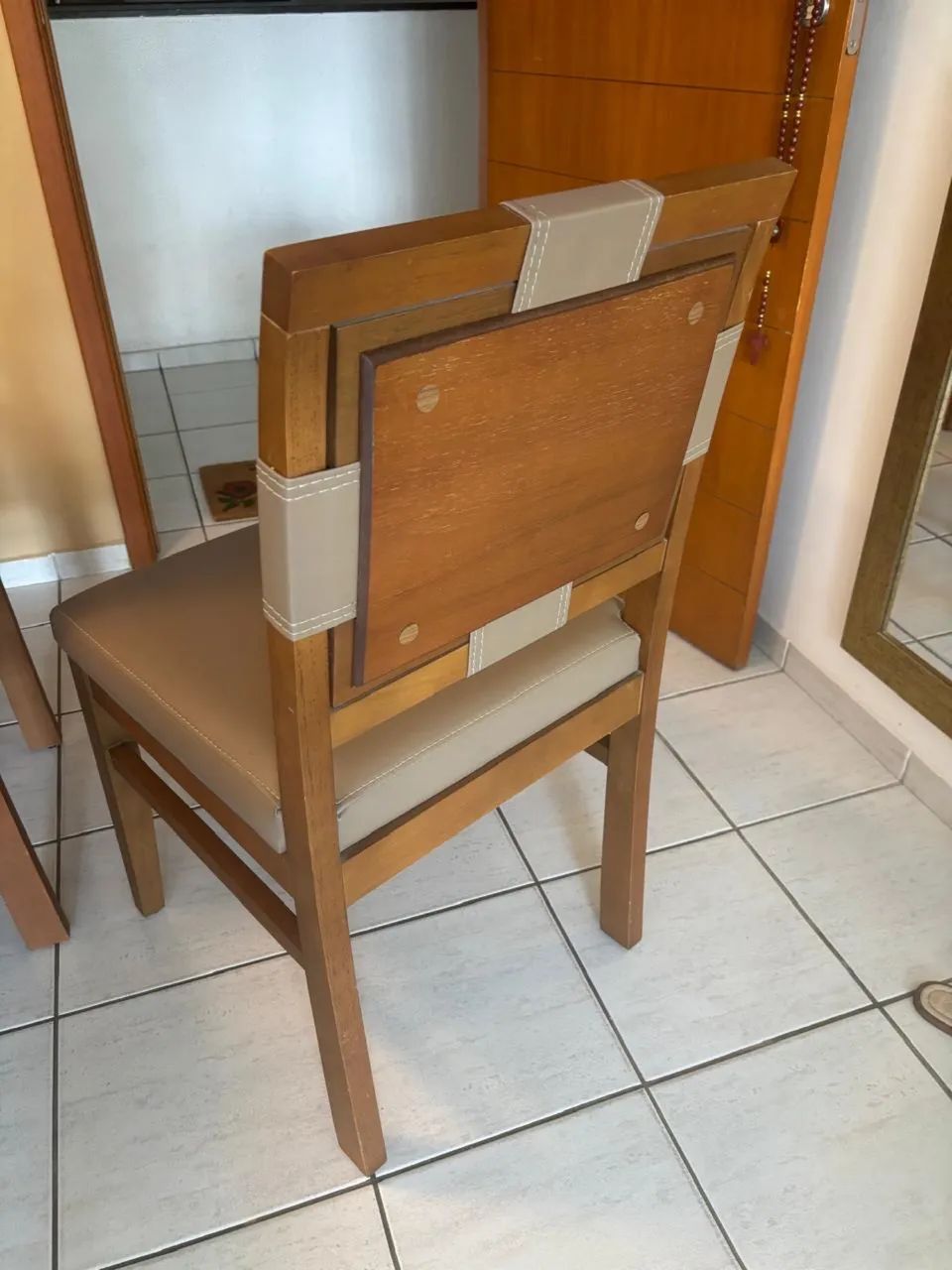 Mesa em madeira retangular com 4 cadeiras tampo mármore travertini em - Foto 2