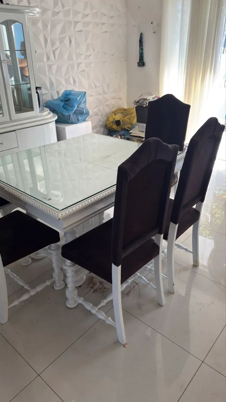 Mesa de jantar. Madeira de alta qualidade 