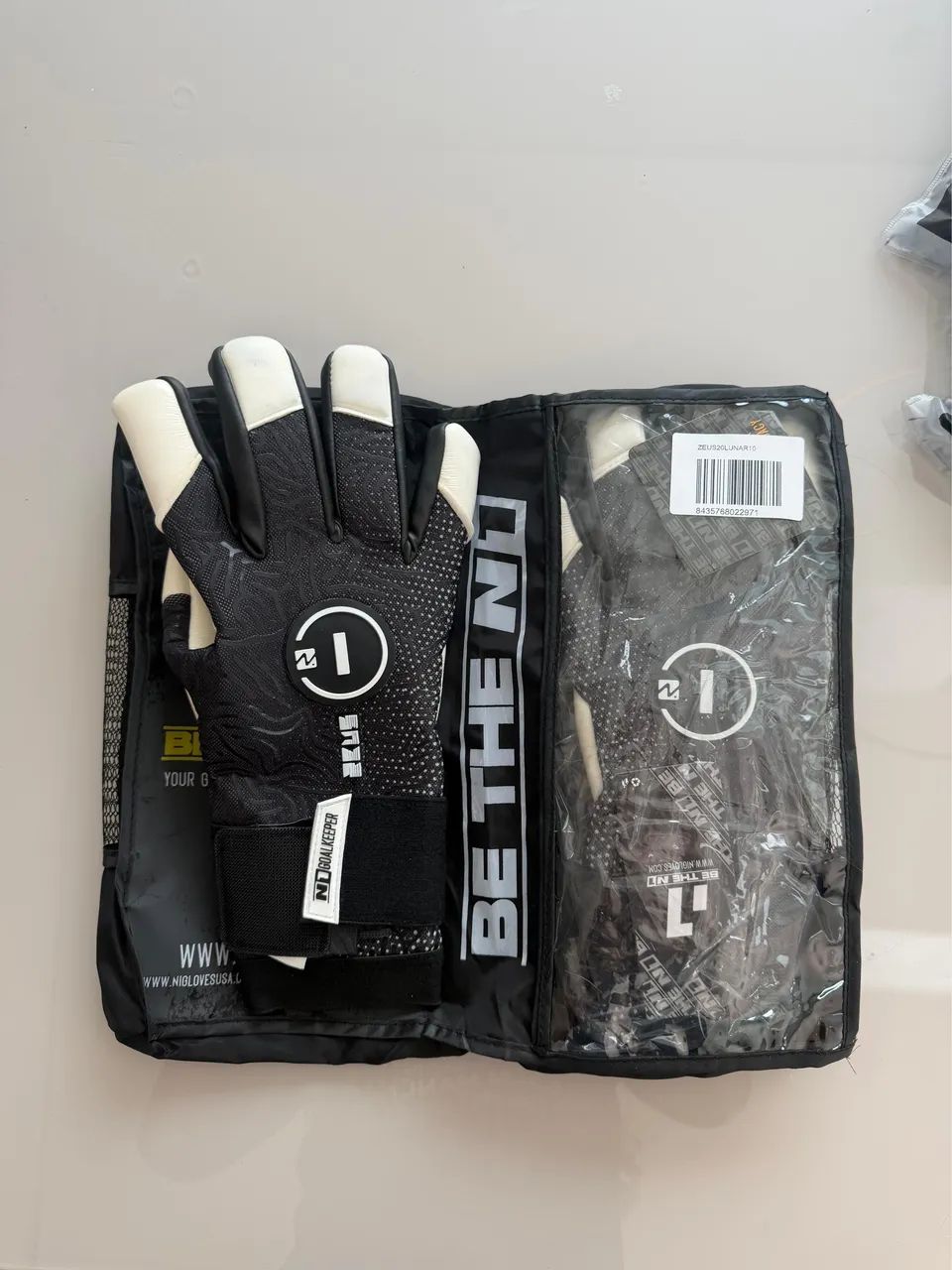Luva de goleiro Profissional N1 Zeus 2.0 Lunar cor preta tamanho 9