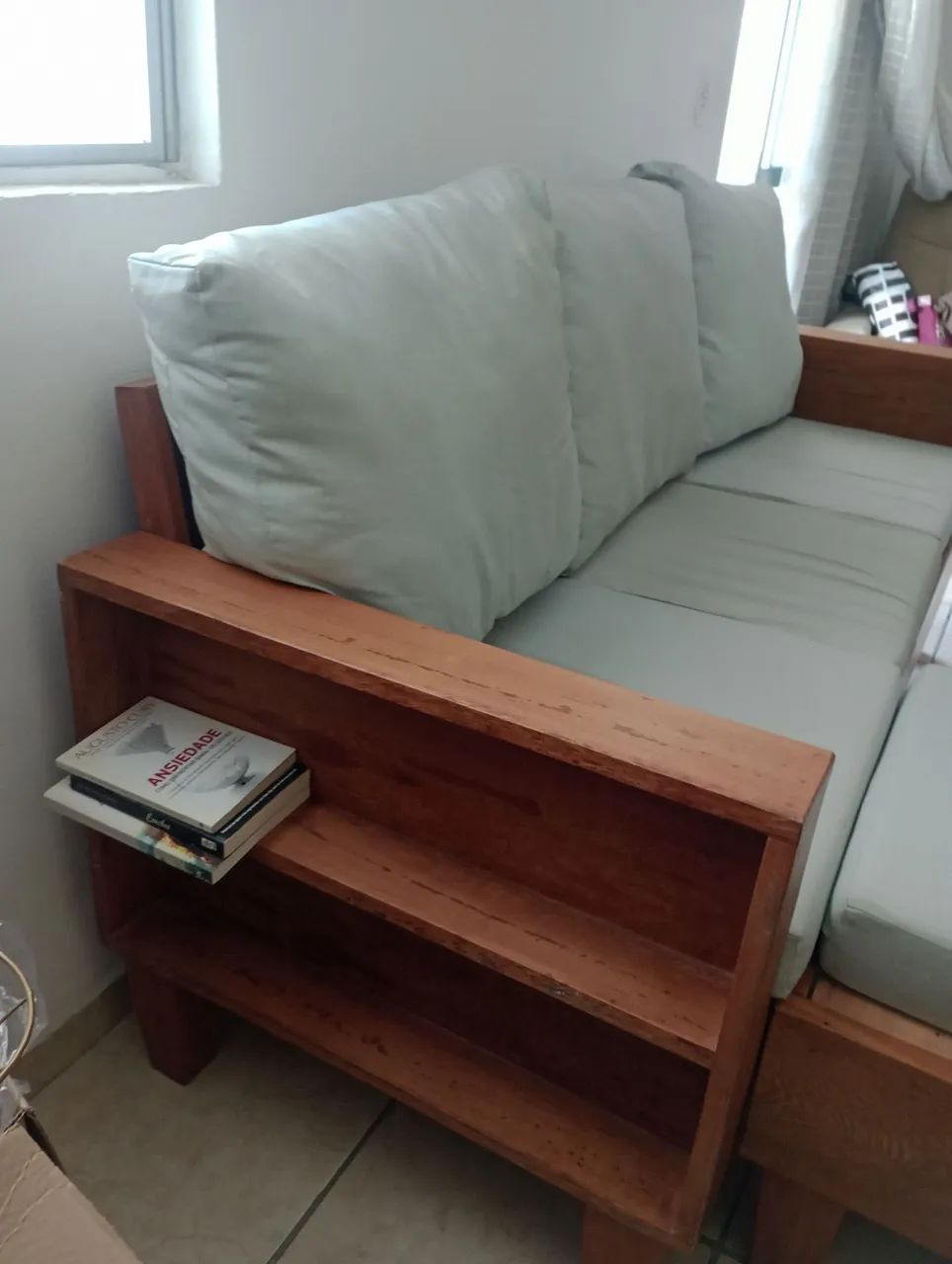 VENDO CONJUNTO DE SOFÁ DE MADEIRA MACIÇA COM PUFE - Foto 5