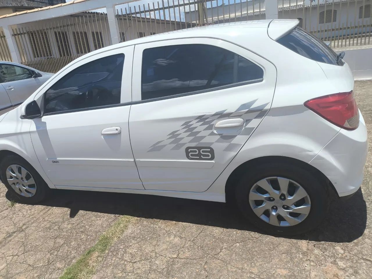 Chevrolet Onix ONIX HATCH LT 1.0 8V FlexPower 5p Mec. 2013