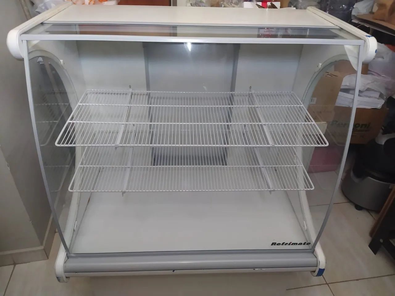 Expositor ,bebidas,tortas bolos etc - Foto 2