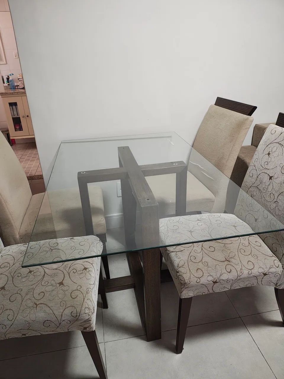 Mesa com tampo de vidro e 4 cadeiras  - Foto 2