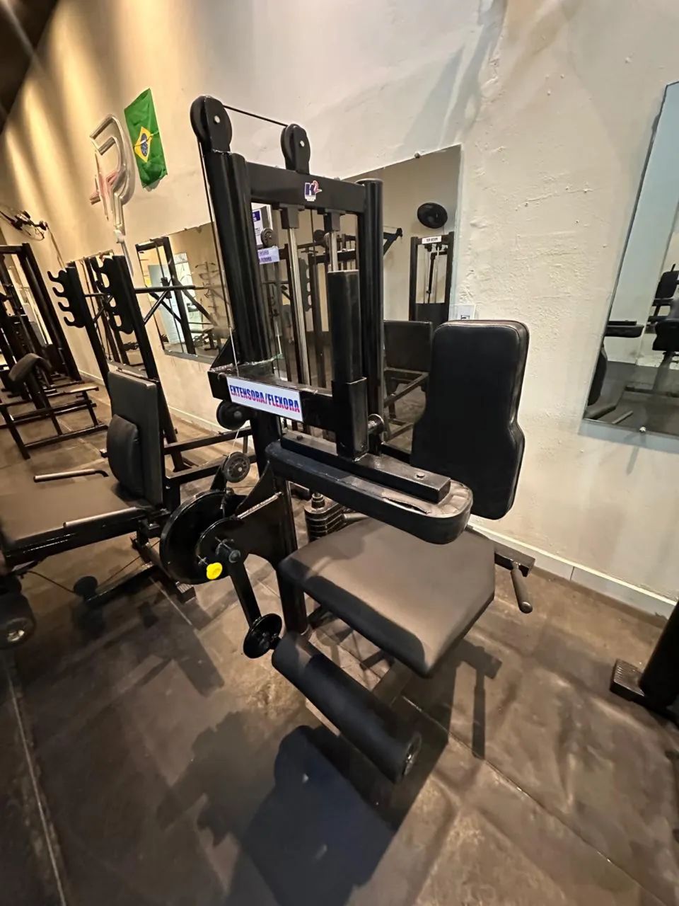 Vendo Cadeira Flexora e Extensora com 80Kg - Foto 3