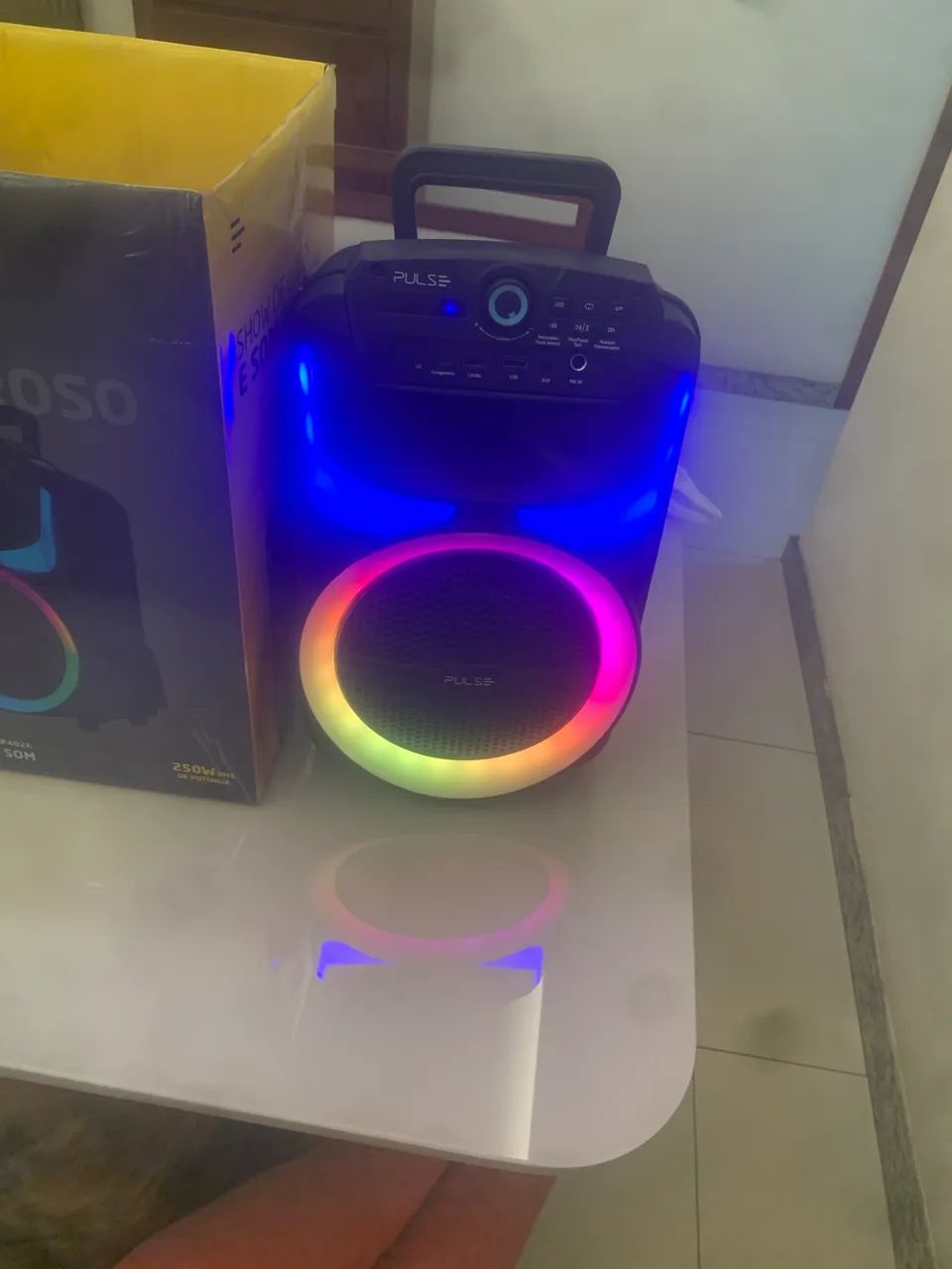 Caixa de som com microfone 