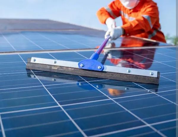 Limpeza e manutenção em placas solar 