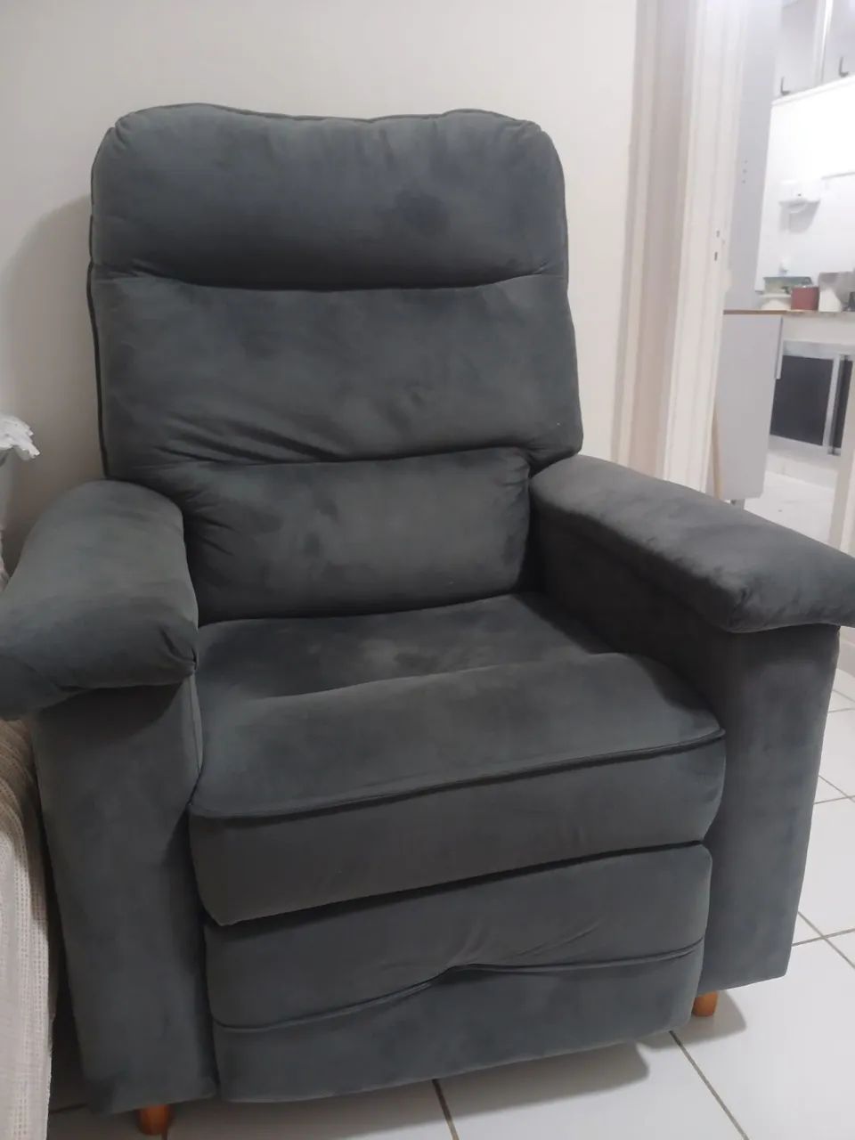 Vendo poltrona reclinavel muito nova comprada no magalu - Foto 2