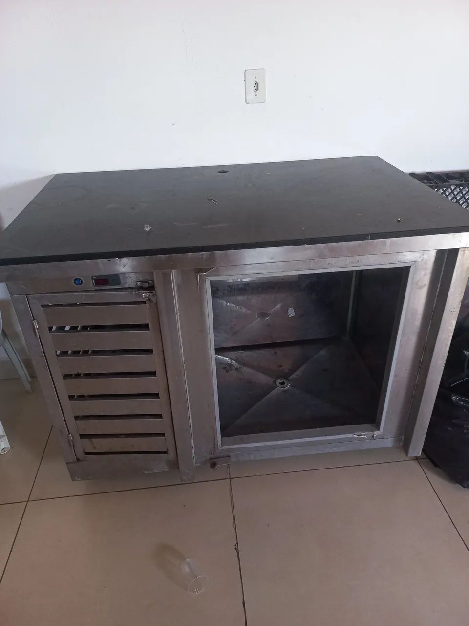 Bancada inox com pedra e geladeira 
