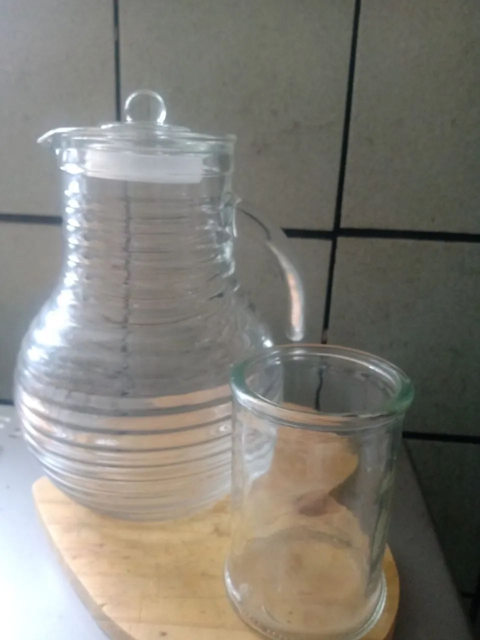 Jarra antiga e copo tipo garrafa 