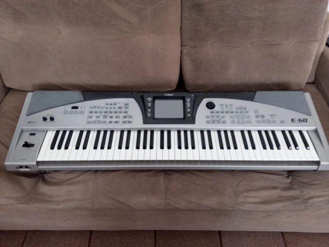 Teclado Roland E60 Profissional  - Foto 4